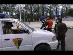 oknum-anggota-tni-saat-dibawa-personel-polisi-militer.jpg