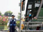 oknum-dishub-medan-terima-uang-dari-kernek-bus_20150521_142032.jpg