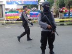olah-tkp-pasca-bom-bunuh-diri-di-mapolresta-surakarta_20160705_125827.jpg