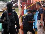 olah-tkp-penggerebekan-teroris-di-bekasi_20161212_205623.jpg
