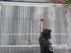 olah-tkp-rumah-korban-yang-dilempar-bom-molotov.jpg