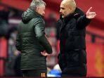ole-gunnar-solskjaer-berbicara-dengan-pep-guardiola.jpg