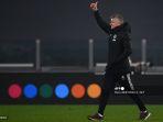 ole-gunnar-solskjaer-memberikan-acungan-jempol-di-akhir-pertandingan.jpg