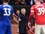 ole-gunnar-solskjaer-tersenyum-saat-mu-ditahan-imbang-everton.jpg