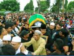 olga-syahputra-makam_20150328_155925.jpg