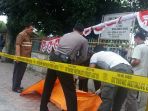 olisi-memasang-garis-polisi-di-penemuan-mayat-di-jalan-gereja-kota_20180816_154348.jpg
