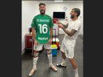 olivier-giroud-akan-menyimpan-kaus-kiper-mike-maignan.jpg