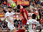 olivier-giroud-beradu-bola-lambung.jpg