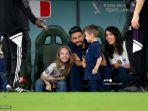 olivier-giroud-duduk-bersama-istrinya-jennifer.jpg