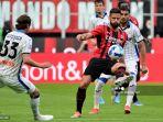 olivier-giroud-tengah-memainkan-bola-saat-pertandingan-sepak-bola-serie-a-italia.jpg