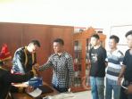 olly-dondokambey-beri-uang-transport-napi-bebas_20180817_104403.jpg