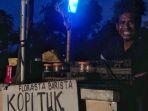 om-agus-dengan-kedai-kopi-kelilingnya-kopi-tuk-labuan-bajo-di-bukit-cinta-ntt.jpg