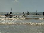 ombak-besar-di-pantai-tuban.jpg