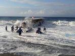 ombak-tinggi-di-pesisir-pelabuhan-tribuana.jpg