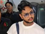 Klarifikasi Onadio Leonardo Soal Video Viral Pakai Kolor Tanpa Sandal ke Minimarket