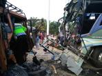 ondisi-bus-dan-truk-tronton-yang-terlibat-tabrakan_20160904_230550.jpg