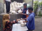 operasi-beras-di-cirebon-dibalikin-raskin-beras-miskin_20150227_110822.jpg