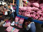 operasi-pasar-bawang-putih-di-pasar-kosambi-bandung_20200217_153940.jpg