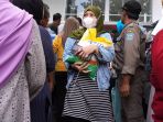 operasi-pasar-beras-murah-di-bandung_20240221_153344.jpg