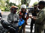 operasi-patuh-masker-di-depan-taman-bungkul-surabaya_20200709_194634.jpg