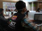 operator-qurban-care-line-yang-sedang-memberikan-pelayanan-ke-pekurban.jpg