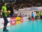 opposite-hitter-jakarta-stin-bin-farhan-halim-sedang-bersiap-untuk-melakukan-servis.jpg