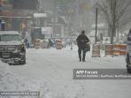 orang-orang-berjalan-melewati-salju-di-new-york-city.jpg