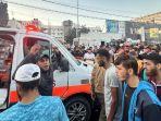 orang-orang-berkumpul-di-sekitar-ambulans-yang-rusak-akibat-serangan-israel.jpg