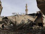 orang-orang-memeriksa-kerusakan-di-reruntuhan-masjid-setelah-pemboman-israel-di-rafah.jpg