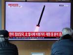 orang-orang-menonton-tv-yang-menunjukkan-gambar-file-peluncuran-rudal-korea-utara.jpg