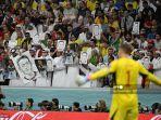 Aksi Tutup Mulut Suporter Qatar & Bawa Sketsa Foto Ozil saat Spanyol vs Jerman di Piala Dunia 2022