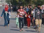 orang-orang-yang-membawa-beberapa-barang-miliknya-mencapai-jalur-gaza.jpg