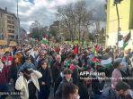 orang-orang-yang-memegang-bendera-dan-spanduk-palestina.jpg