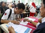 orang-tua-calon-siswa-serahkan-berkas_20170711_125509.jpg