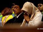 orang-tua-irza-laila-nur-trisna-menangis-saat-wisuda-di-uns-solo.jpg