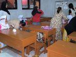 orang-tua-murid-berebut-bangku-sekolah.jpg