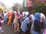 orangtua-antar-anaknya-sekolah-di-bandung_20160718_095707.jpg