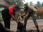 ormas-oi-dan-tni-bersih-bersih-desa-karang-anyar-piabung_20161022_123418.jpg