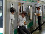 oshiya-petugas-pengatur-penumpang-kereta-api-di-jepang.jpg