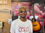 Oslo Ibrahim Pilih-pilih Gitar untuk Koleksi dan Manggung