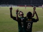 osvaldo-ardiles-haay-lakukan-selebrasi_20181026_105830.jpg