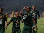 osvaldo-ardiles-haay-lakukan-selebrasi_20181128_152809.jpg