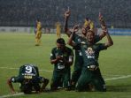 osvaldo-ardiles-haay-lakukan-selebrasi_20181128_153035.jpg