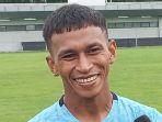 osvaldo-haay-saat-diwawancarai-seusai-menjalani-latihan.jpg