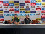 outside-hitter-gresik-petrokimia-mediol-stiovanny-yoku-kanan-besama-manajer-timnya-ayub-hidayat.jpg
