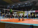 outside-hitter-jakarta-stin-bin-farhan-halim-saat-melakukan-smash.jpg