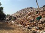 overkapasitas-sampah-cipeucang-menggunung_20150804_132918.jpg