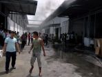 pabrik-kertas-pt-sri-deli-jaya-terbakar_20170420_134708.jpg