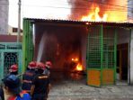 pabrik-roti-di-jalan-pukat-medan-terbakar_20170216_103215.jpg