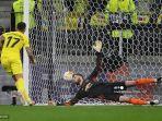 paco-alcacer-kiri-mencetak-gol-melewati-kiper-spanyol-manchester-united-david-de-gea.jpg